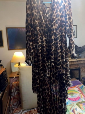 Leopard Print Maxi Dress like new, flowy with long sleeves