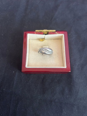Silver 925 ring used with white stones