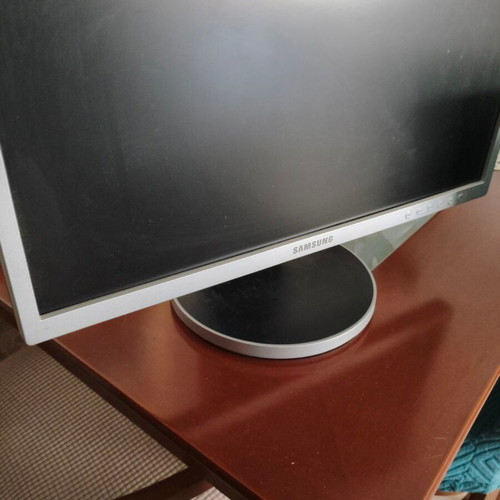 Samsung SyncMaster 225BW 22" widescreen LCD monitor with adjustable stand