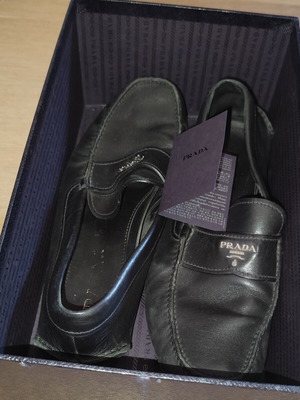 Ανδρικά μαύρα δερμάτινα μοκασίνια Prada μεταχειρισμένα με μεταλλικό λογότυπο