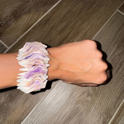 Shell bracelet like new with elastic, white and purple
