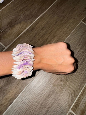 Shell bracelet like new with elastic, white and purple