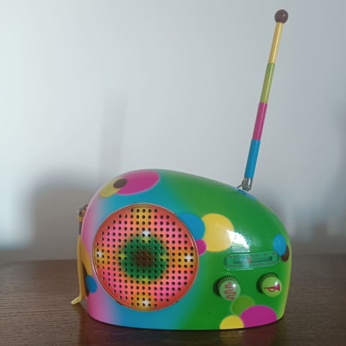 Vintage portable Pop Art AM/FM radio like new