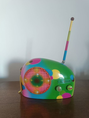 Vintage portable Pop Art AM/FM radio like new