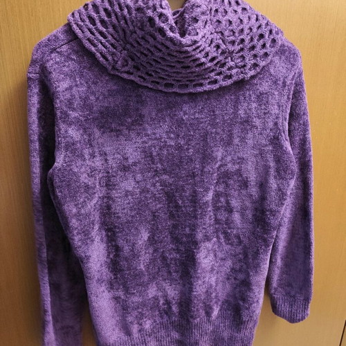 Woolen women's sweater purple like new, size Large