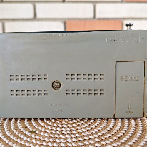 Vintage Columbia Eagle PR-956H transistor radio used