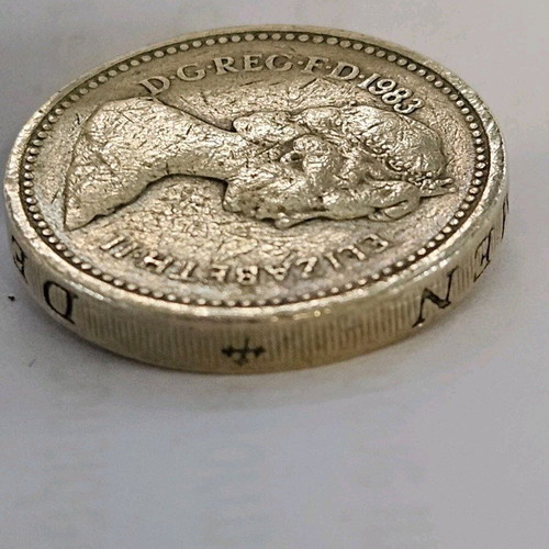 English One Pound 1983 like new with inverted engraving