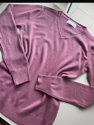 Women’s pink knit sweater new, never worn, no tags