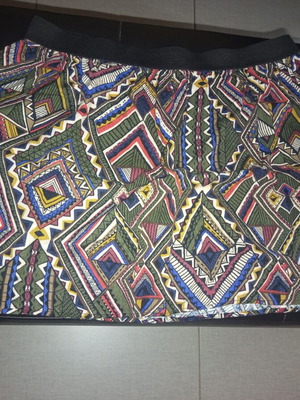 Skirt with Elastic Waist, Pleats and Geometric Pattern like new, size L