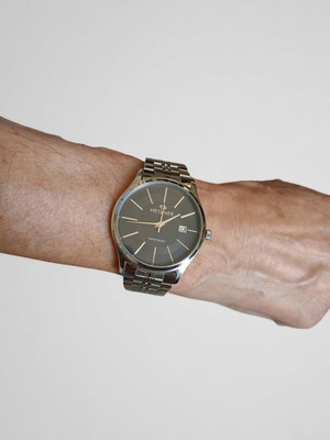 Hegner men's wristwatch new with black dial and silver bracelet
