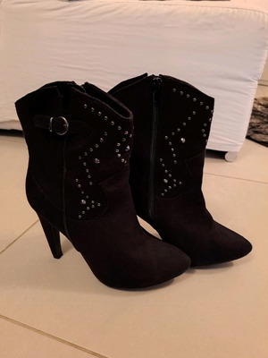 Italian ankle boots used, castor fabric with studs, size 39, black