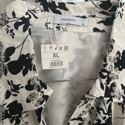 Reserved floral black and white dress with black belt XL