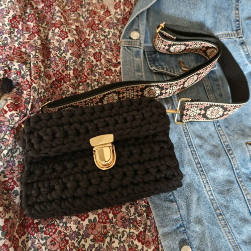 Knitted crossbody bag new, black with gold clasp