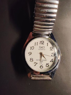 Ρολόι Q&Q Quartz γυναικείο μεταχειρισμένο, λευκό καντράν, ελαστικό μπρασελέ