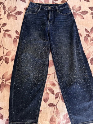 Jeans like new with subtle details, size M