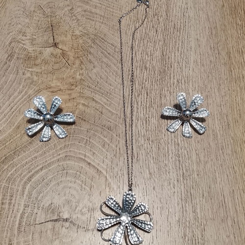 Jewelry set like new, silver color