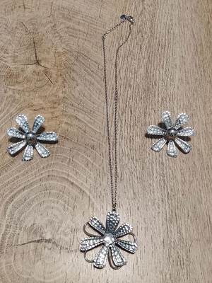 Jewelry set like new, silver color