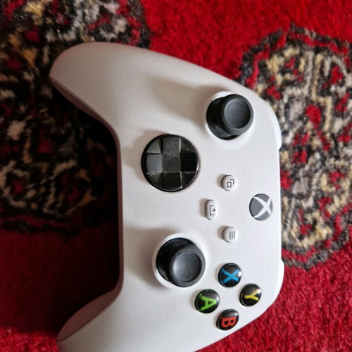 Xbox Series 500Gb like new with 2 controllers white and black