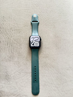 Apple Watch Series 8 45mm μεταχειρισμένο με αυθεντικό και 3 επιπλέον λουράκια