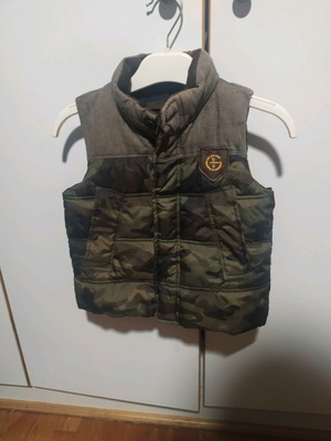 Αμάνικο μπουφάν καμουφλάζ GAP σαν καινούργιο για αγόρια 4-5 ετών