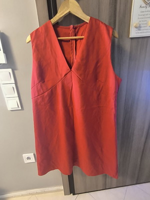 Red sleeveless dress like new, size L