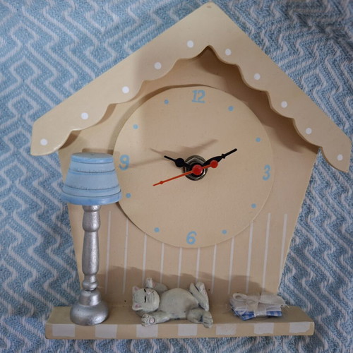 Wall clock with porcelain figures like new, analog
