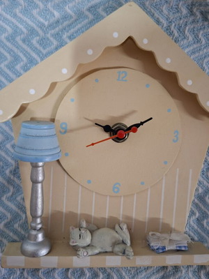 Wall clock with porcelain figures like new, analog