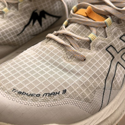 Asics Trabuco Max 3 Trail Shoes like new, size 44.5, max cushioning