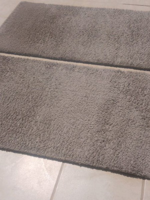 Πατάκια κρεβατοκάμαρας γκρί σαν καινούργια, σετ 2 τεμαχίων