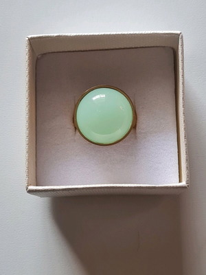 Gold-colored mint ring unused in excellent condition