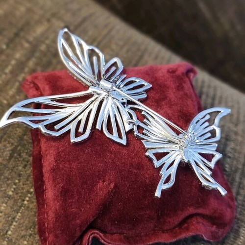 Pin with rhinestones new, very beautiful