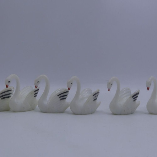 Swan figurines used, decorative cake set