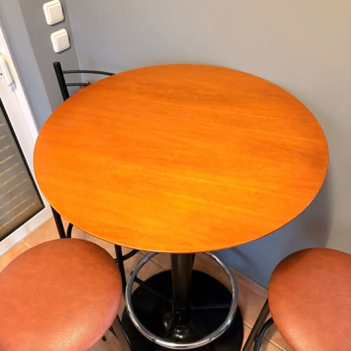 Bar table set with 3 stools like new