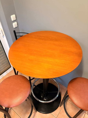 Bar table set with 3 stools like new