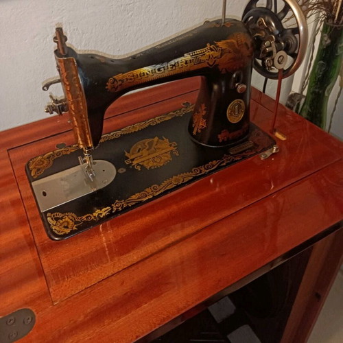 Singer Sewing Machine Model 66 like new with wooden cabinet