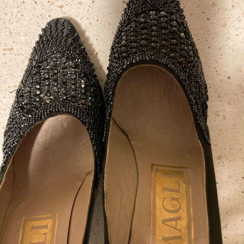 Shoes with sequins and beads like new, black pumps