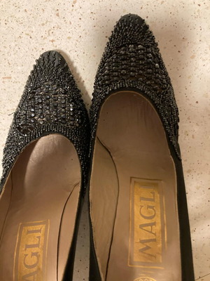 Shoes with sequins and beads like new, black pumps