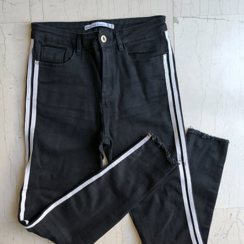 Black skinny jeans with white stripes from Lefties like new