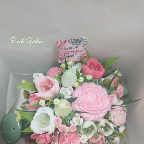 Scented soap flowers new with ceramic watering can and metal basket