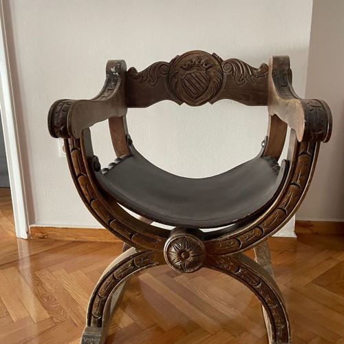 Πολυθρόνα vintage δερμάτινη σκαλιστή σε άψογη κατάσταση