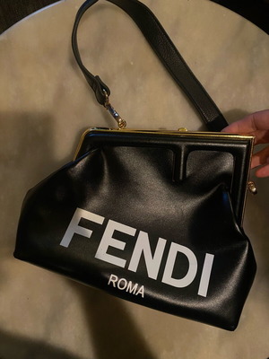 Τσαντάκι Fendi μαύρο σαν καινούργιο