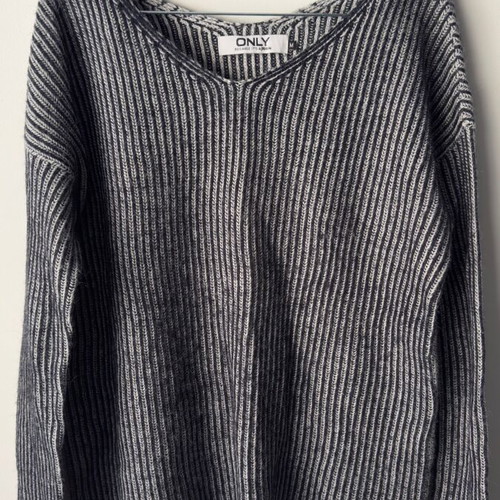 Only ribbed knit sweater with V neck, like new, size M, grey/black melange
