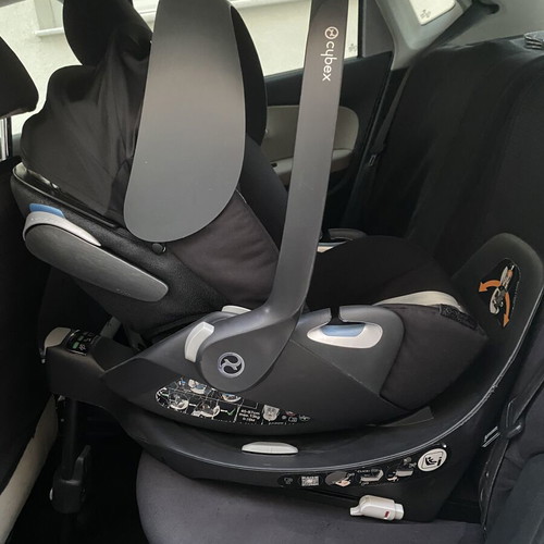 CYBEX Z i-Size baby car seat with ISOFIX base