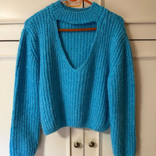 Zara short knitted sweater turquoise with choker and V neckline new