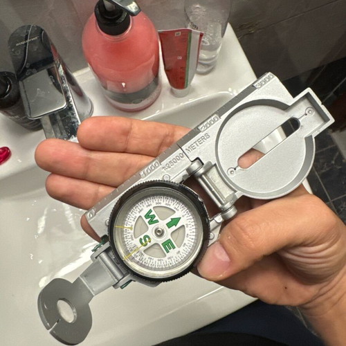 Hiking compass like new, 1:25,000 meters