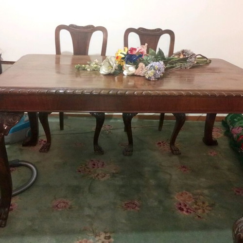 Antique dining table with lion legs and 6 chairs, like new