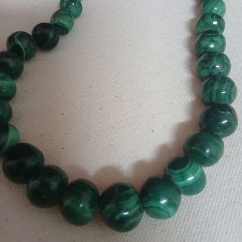 Vintage necklace with malachite semiprecious stones, like new