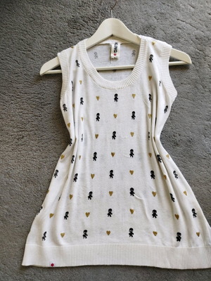 Kling αμανικό μπλουζάκι σαν καινούργιο με χρυσές καρδούλες και μαύρους σκελετούς