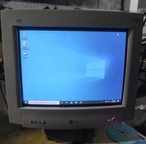 77E LG CRT monitor