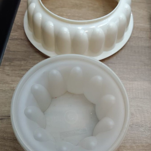 Tupperware mold for jelly and rice, new, classic wave design